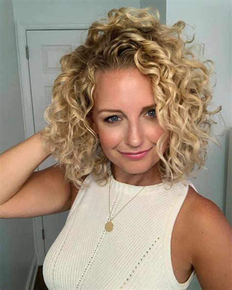 curly hairstyles blonde